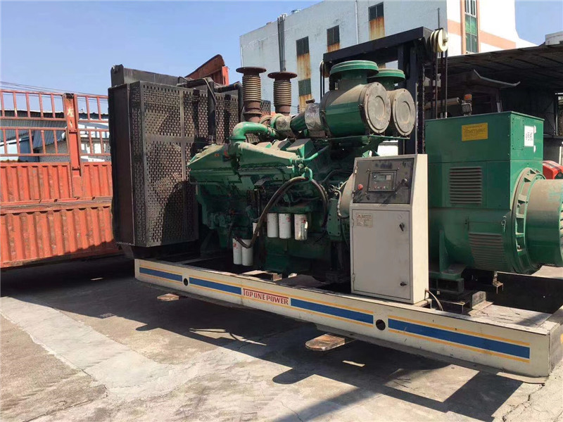 承留镇如何判断柴油发电机组的机油温度是否达到了合适的预热温度？